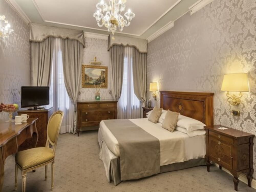 SUPERIOR, DOUBLE OR TWIN BED