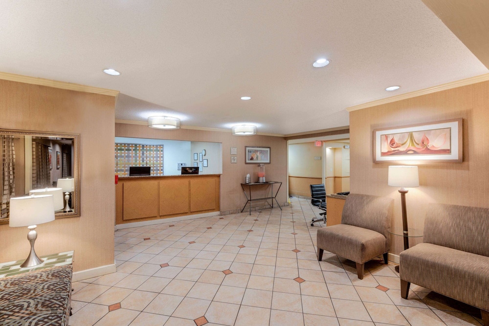 La Quinta Inn & Suites by Wyndham Nashville Airport 10/63
