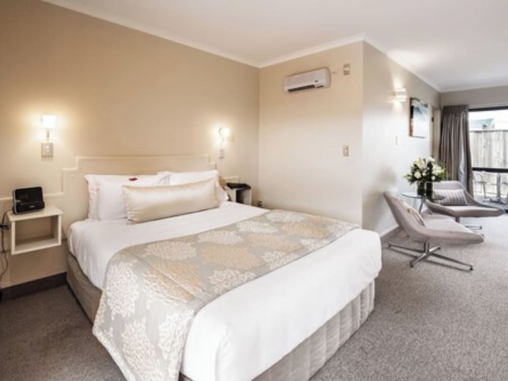 Studio, Queen Bed