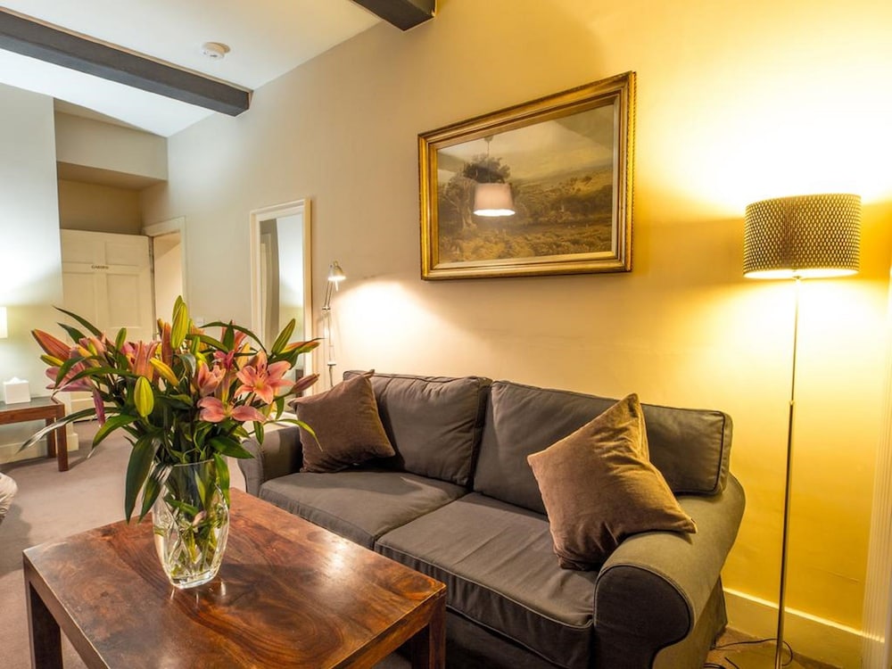 Six Brunton Place 22/34