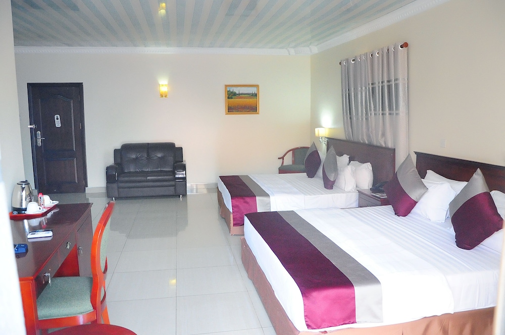 Tomreik Hotel 17/55