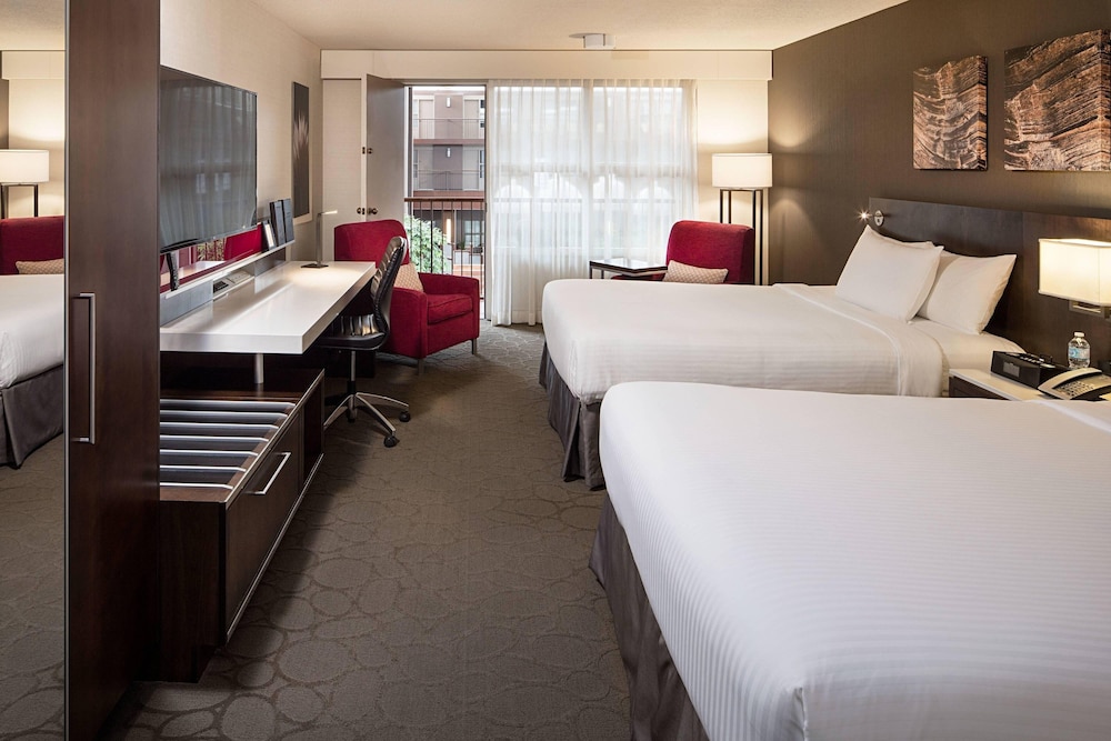 Deluxe, 2 Queen Beds, Pool Side