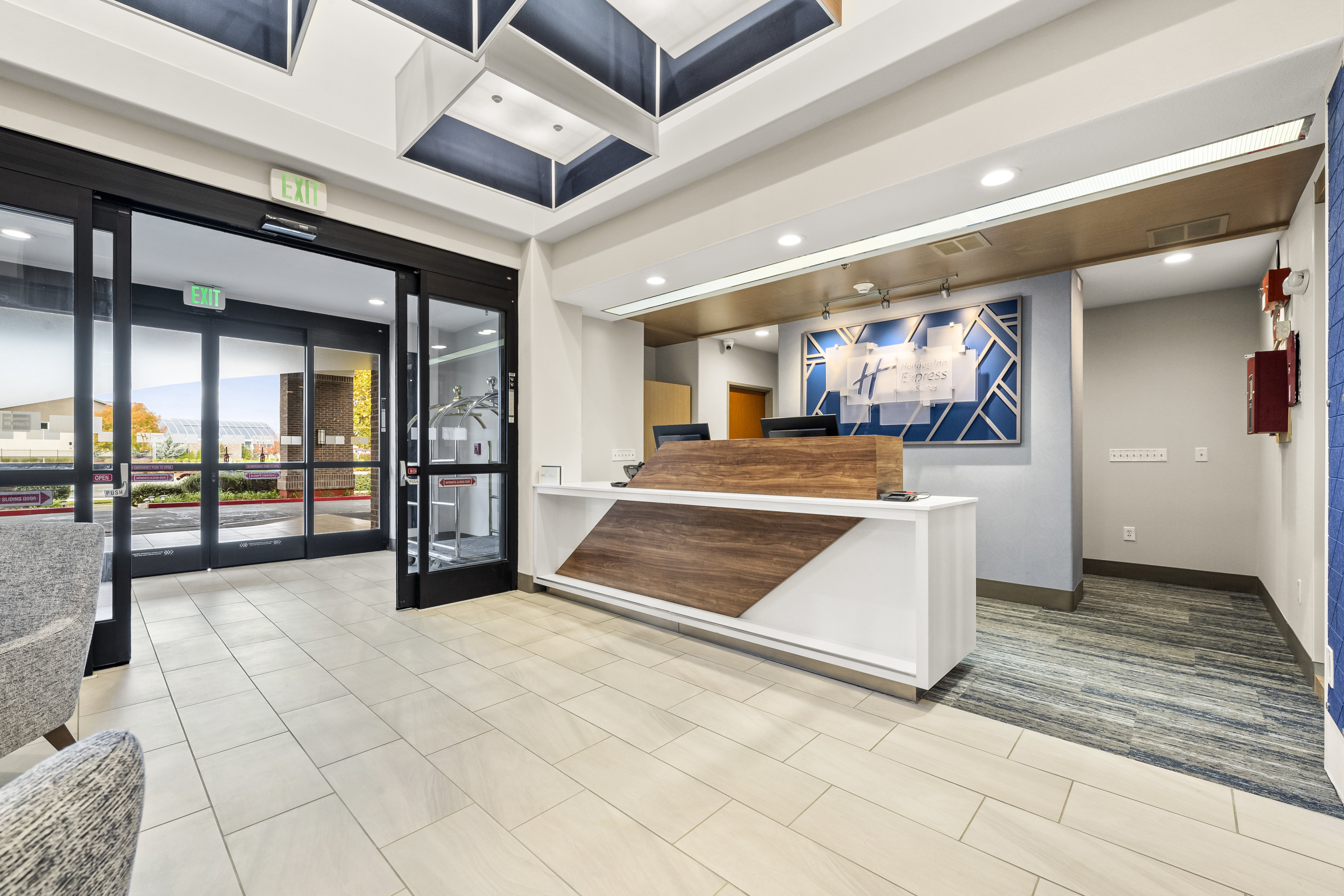 Holiday Inn Express Hotel & Suites Lincoln-Roseville Area 7/71