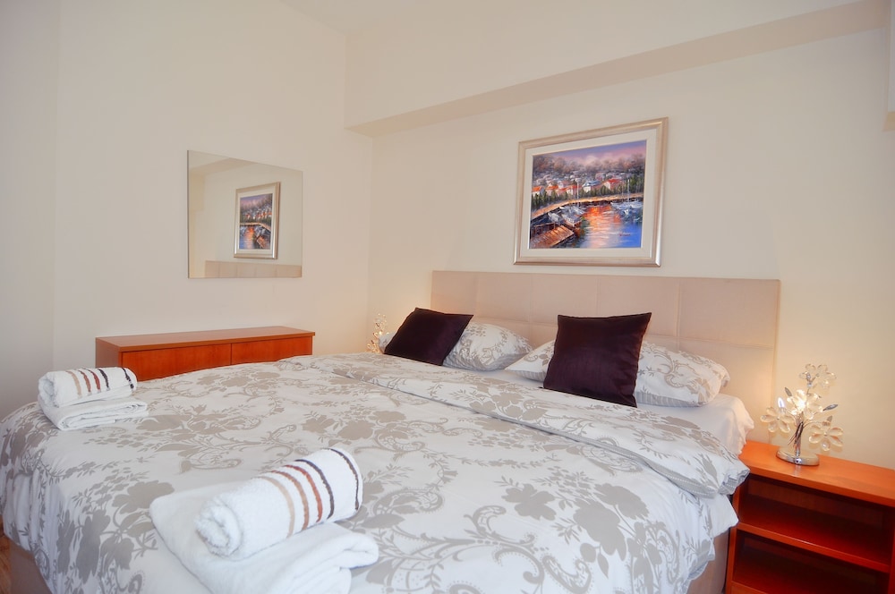 3 BEDROOMS, APARTMENT, PARTIAL SEA VIEW, BALCONY