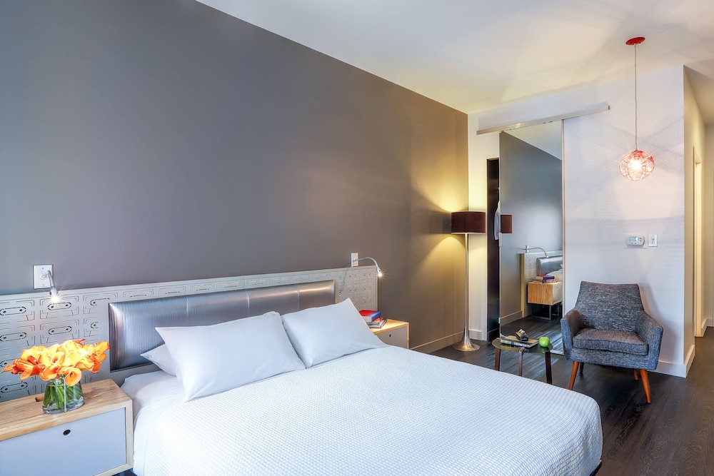 ROOM, QUEEN BED, ACCESSIBLE