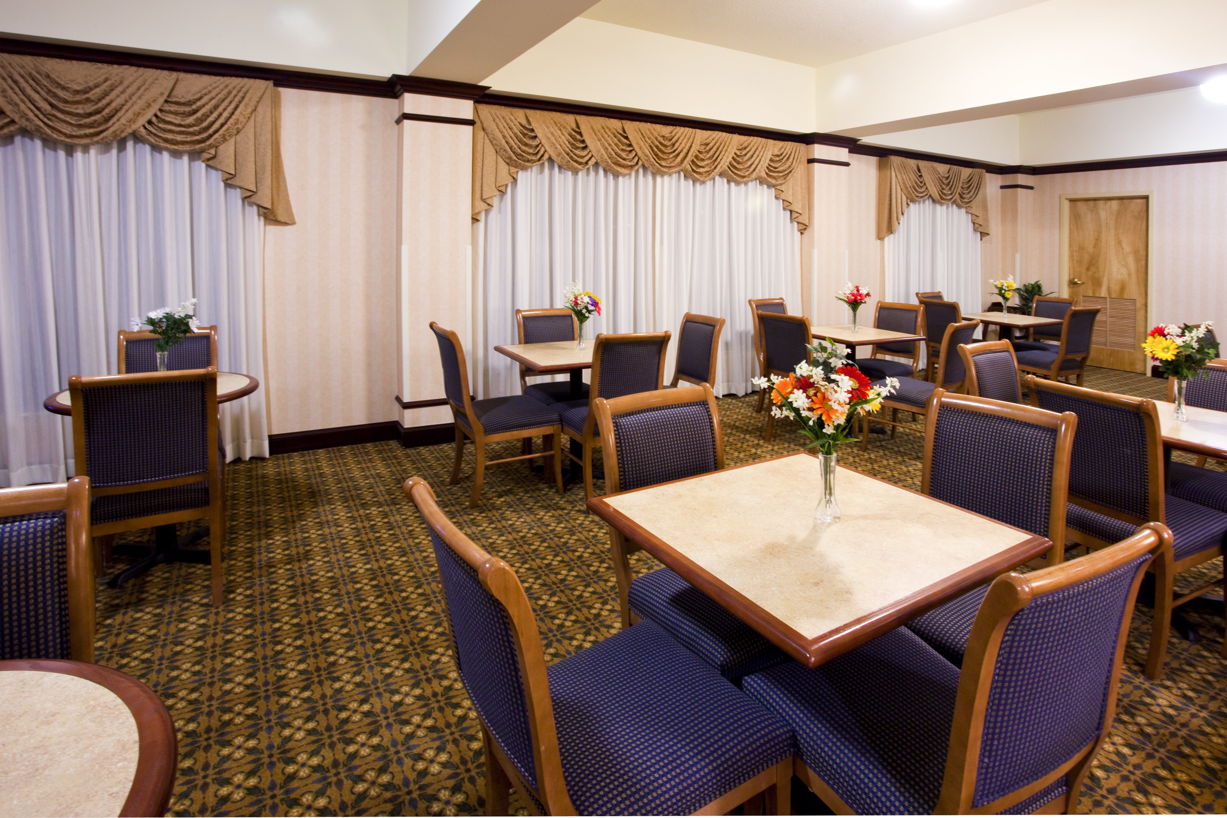 Holiday Inn Express Syracuse Airport 49/65
