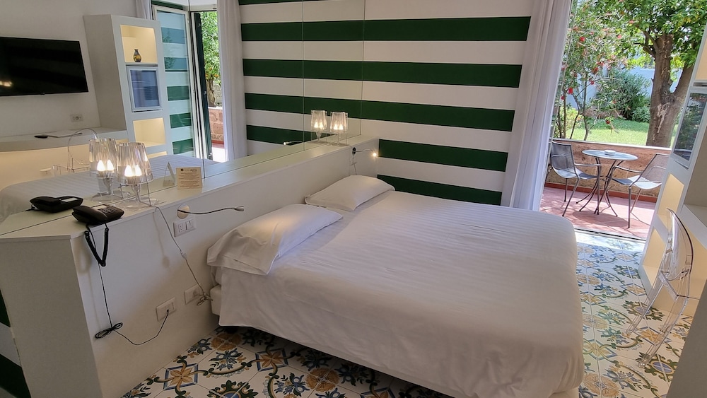 Hotel Alpha 22/72