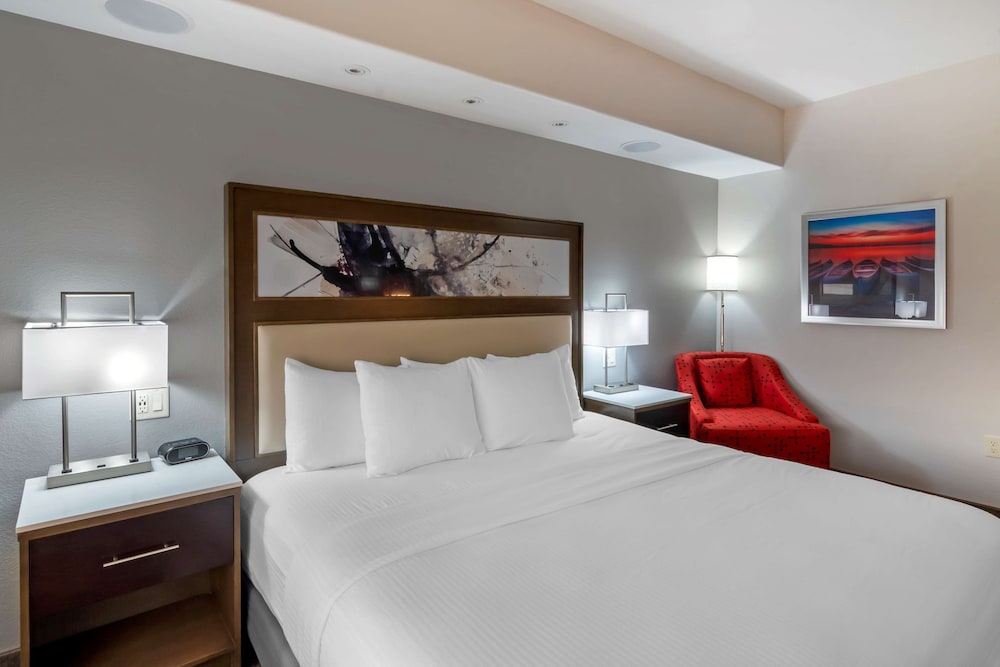 Best Western Premier Liberty Inn & Suites 15/48