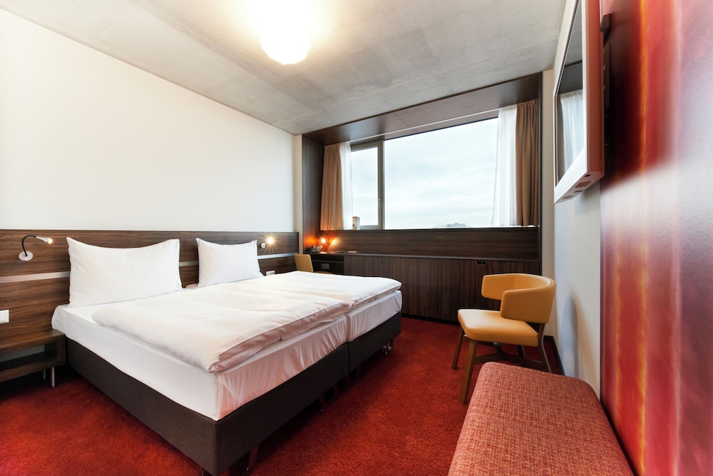 Simm's Hotel 8/41