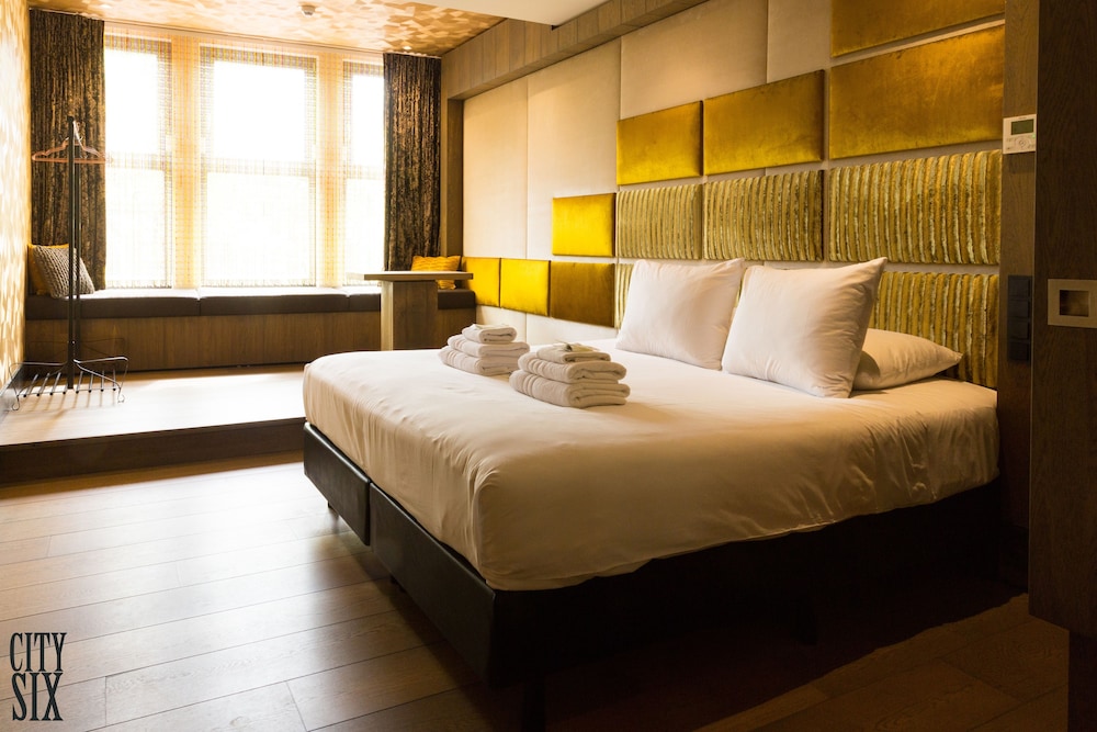 SUITE, CITY VIEW