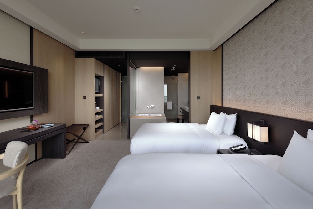 Standard, 2 Double Beds, River View, Balcony, CROWNE PLAZA TAINAN 4/6