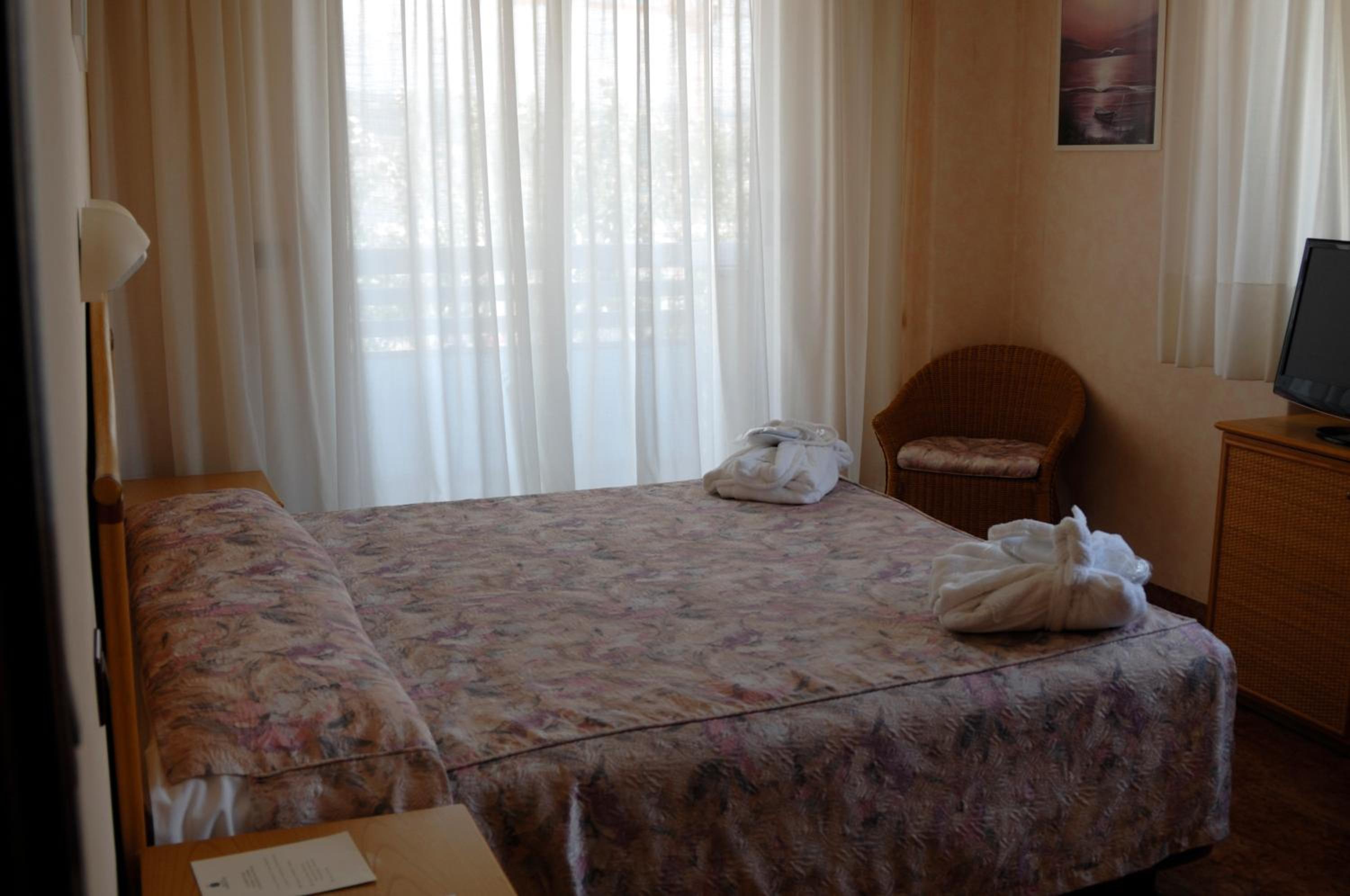 Classic, Double or Twin Bed, Lateral Side Sea View، Garden Lido 7/9