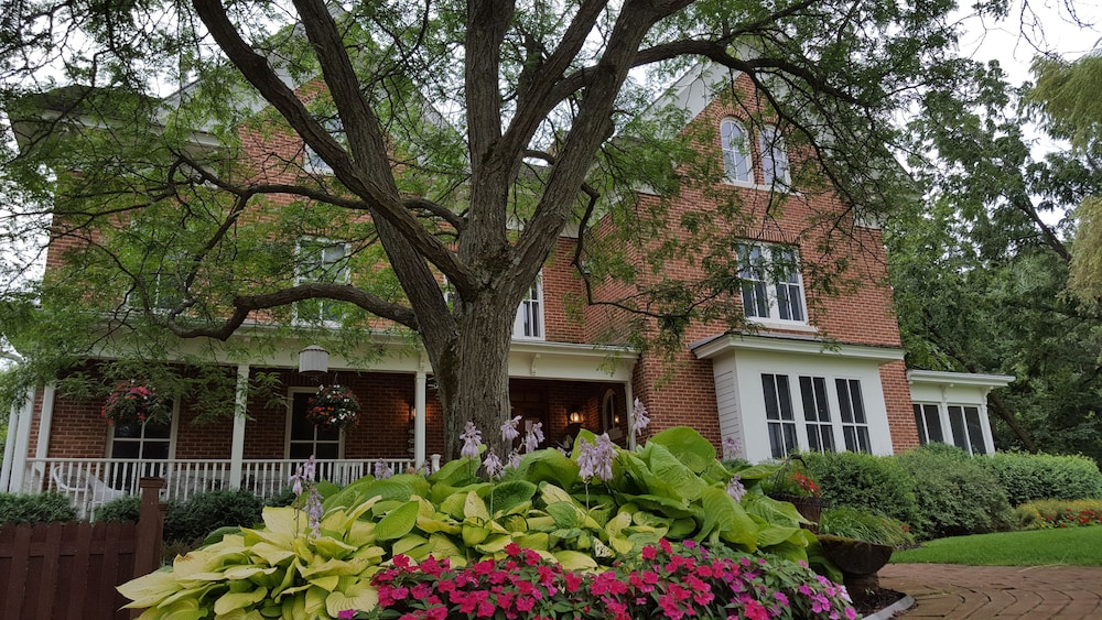 Round Barn Farm B & B Event Center 1/56