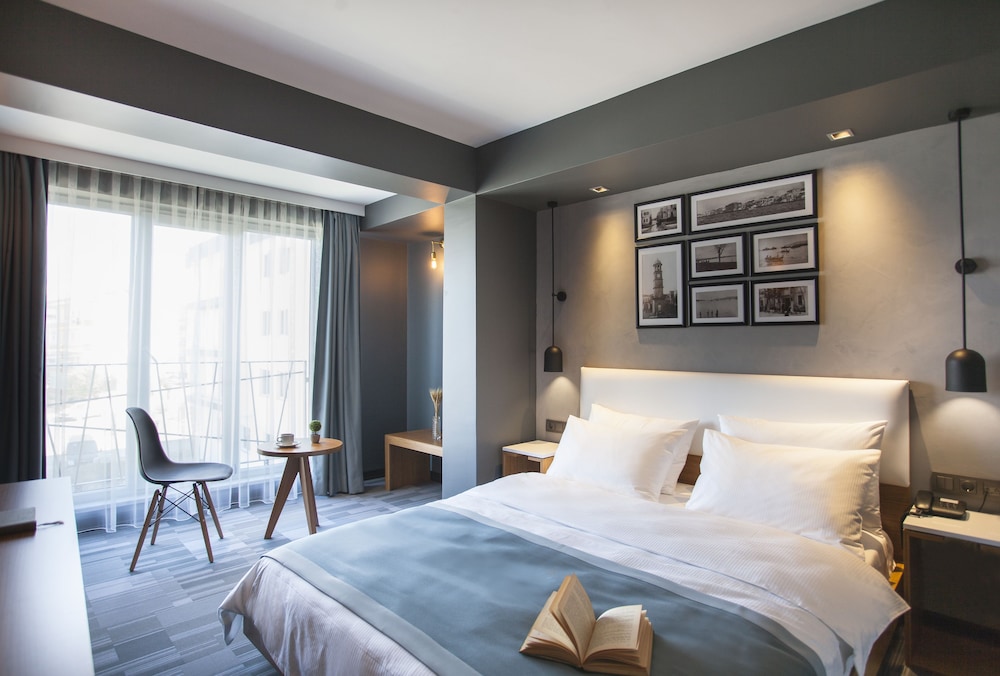 DELUXE, DOUBLE OR TWIN BED, CITY VIEW, SMOKING
