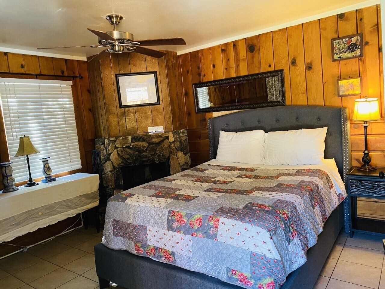 Romantic, Studio, Cabin, Queen Bed, Mountain View, Private Bathroom