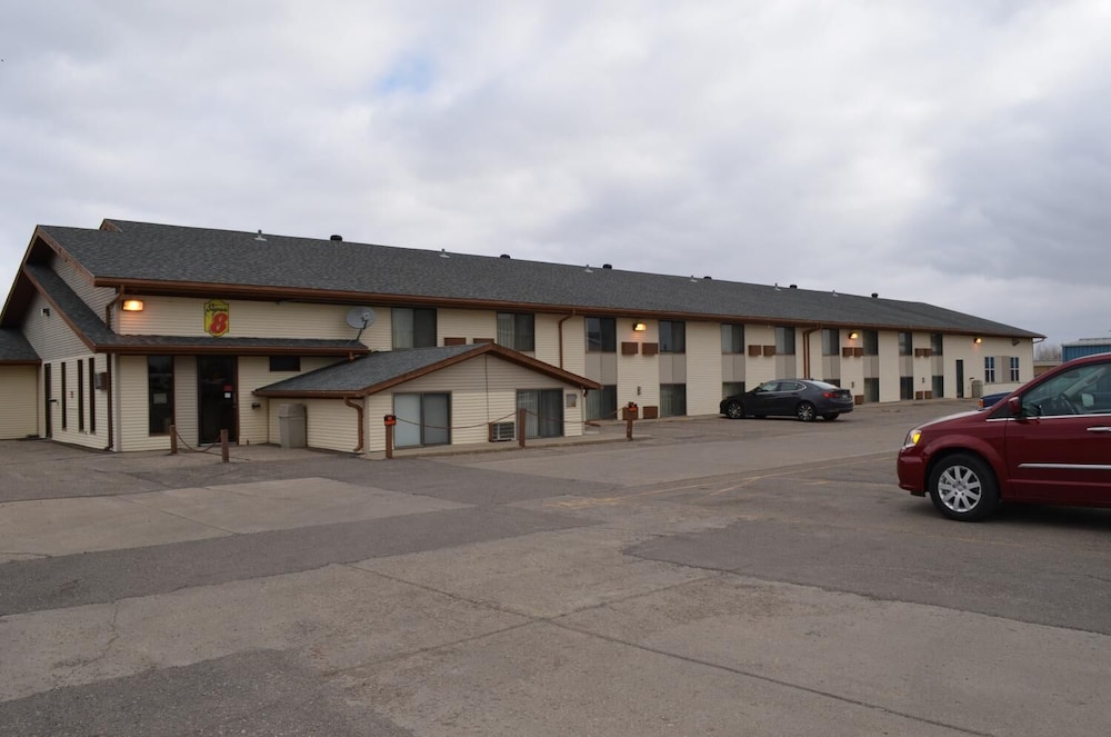 Super 8 Devils Lake 28/31