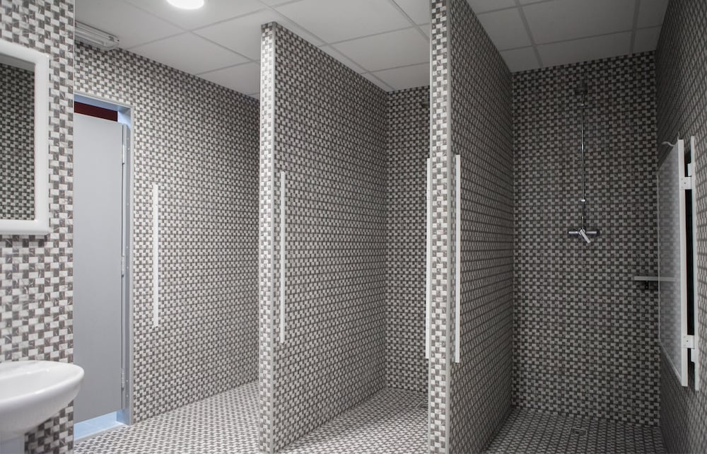 FEMALE DORM, FEMALE ONLY, SHARED BATHROOM
