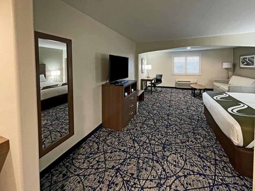 Quality Suites Houston Hobby Airport Ex Super 8 12/33