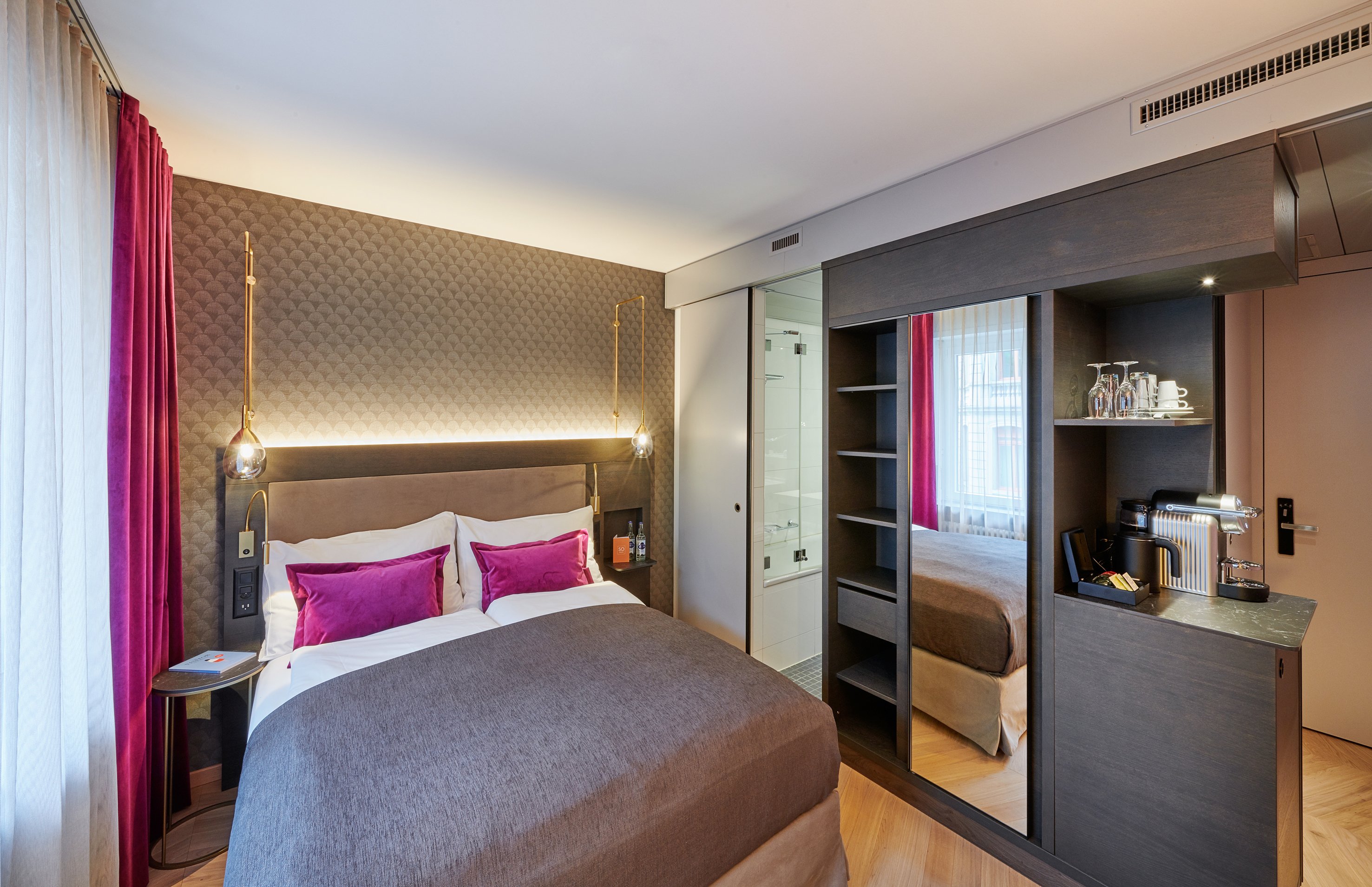 STANDARD, QUEEN BED