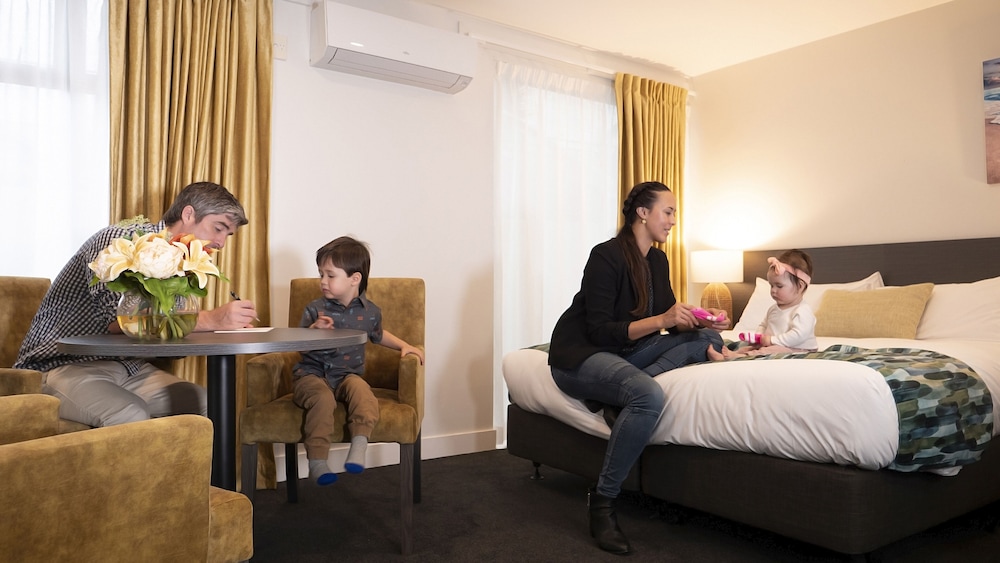Carnmore Hotel Takapuna 33/65