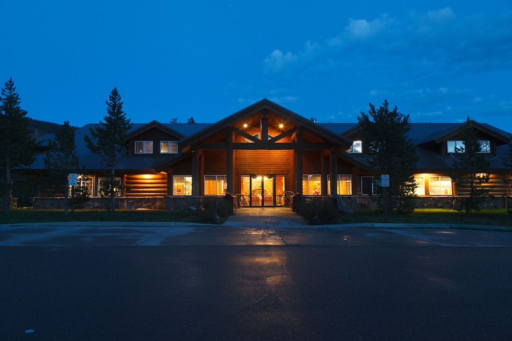 Headwaters Lodge And Cabins At Flagg Ranch 2/55