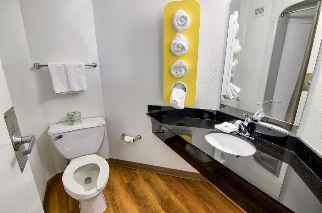 2 Full Beds - Mobility Accessible Tub، Motel6 Portsmouth, NH 6/8