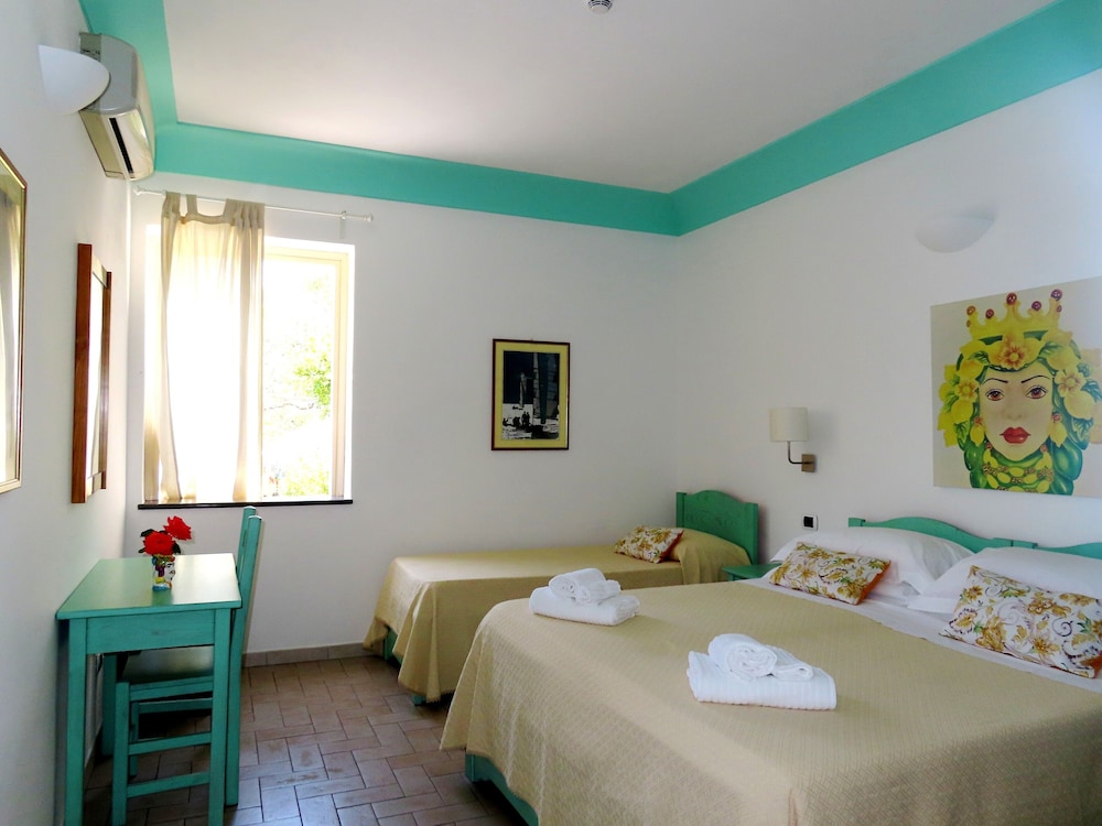 Room, Triple, 1 Double and 1 Single Bed, Volcano View