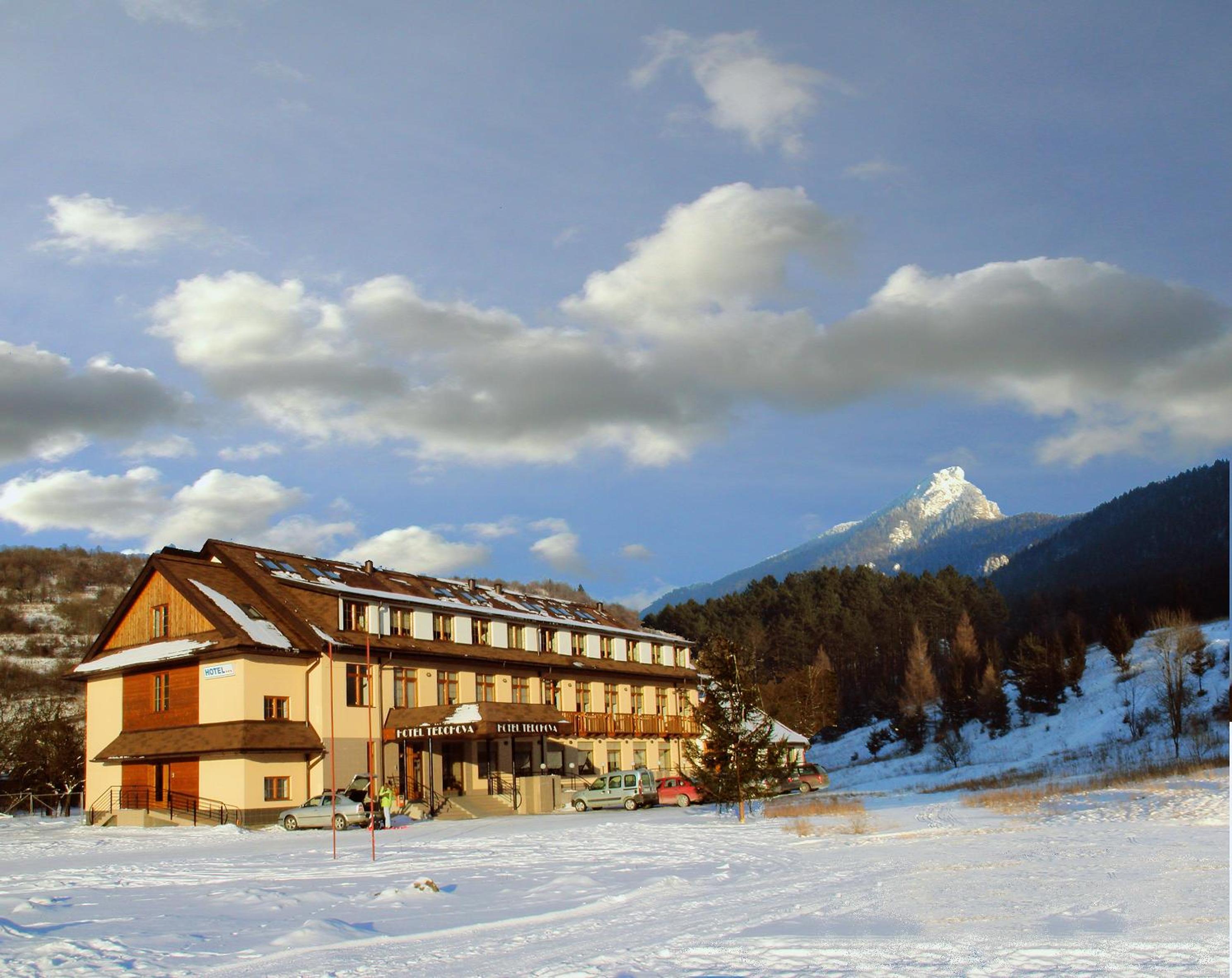 Gold Hotel 4/50