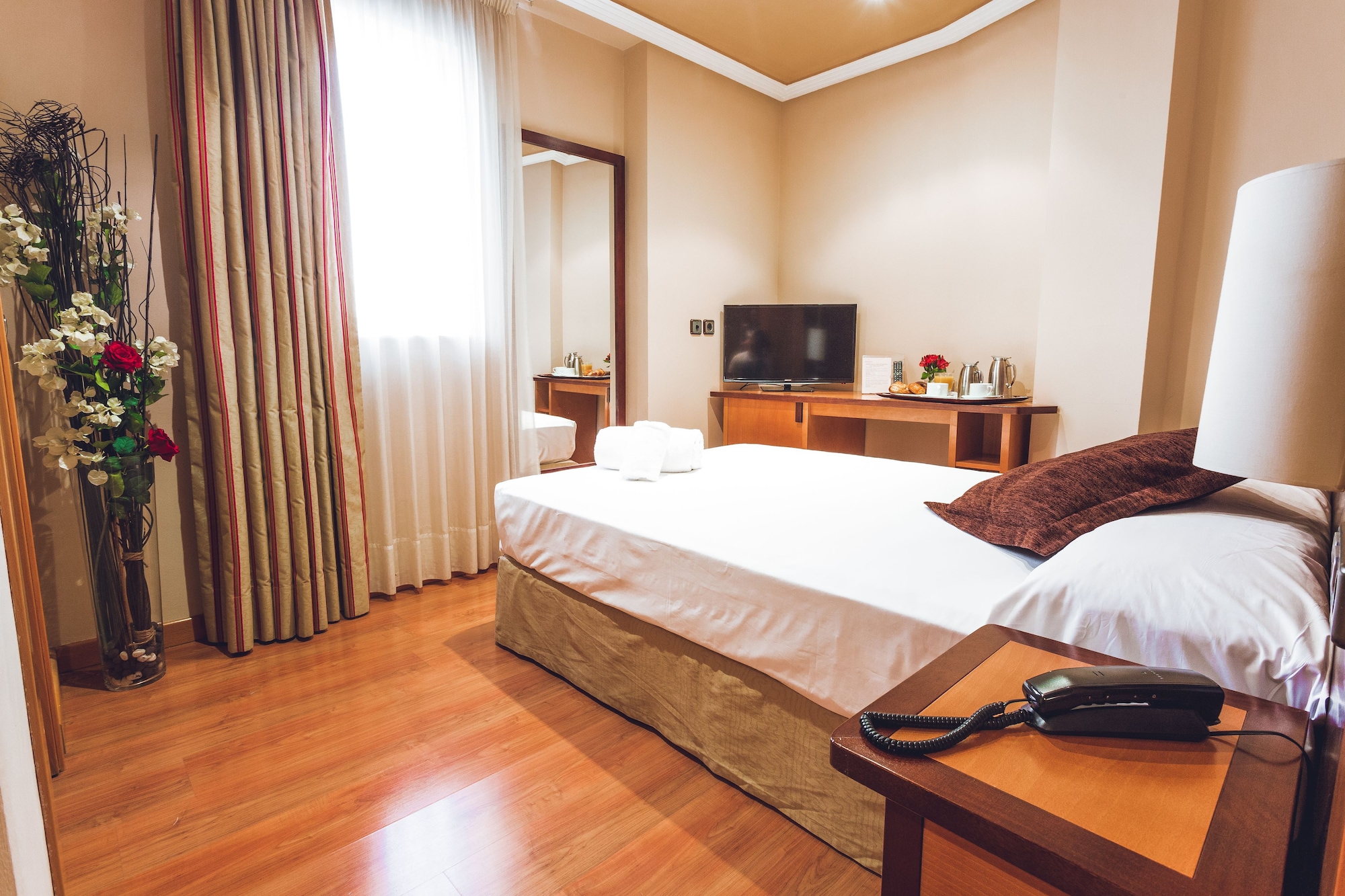 ROOM, SINGLE