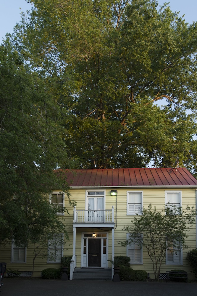 Barksdale House Inn 4/59