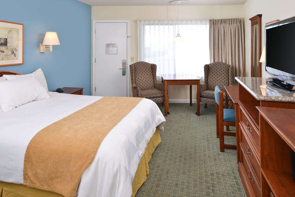 Edgewater Inn And Suites 34/76