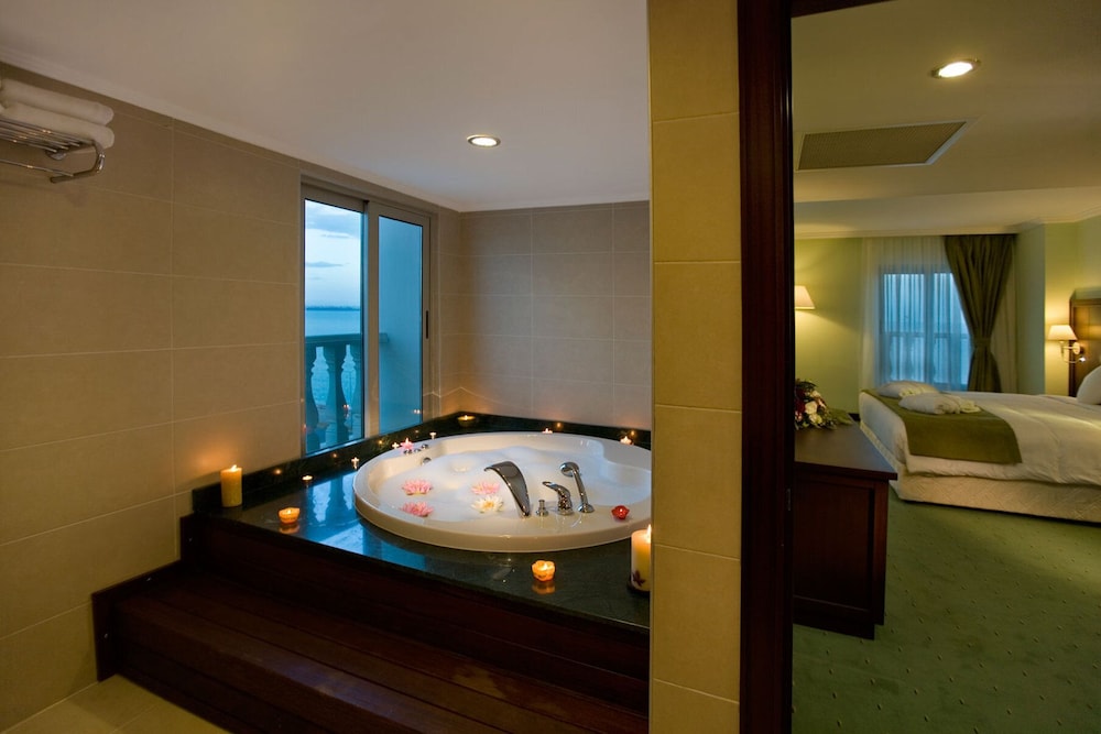 Crowne Plaza Antalya 68/83
