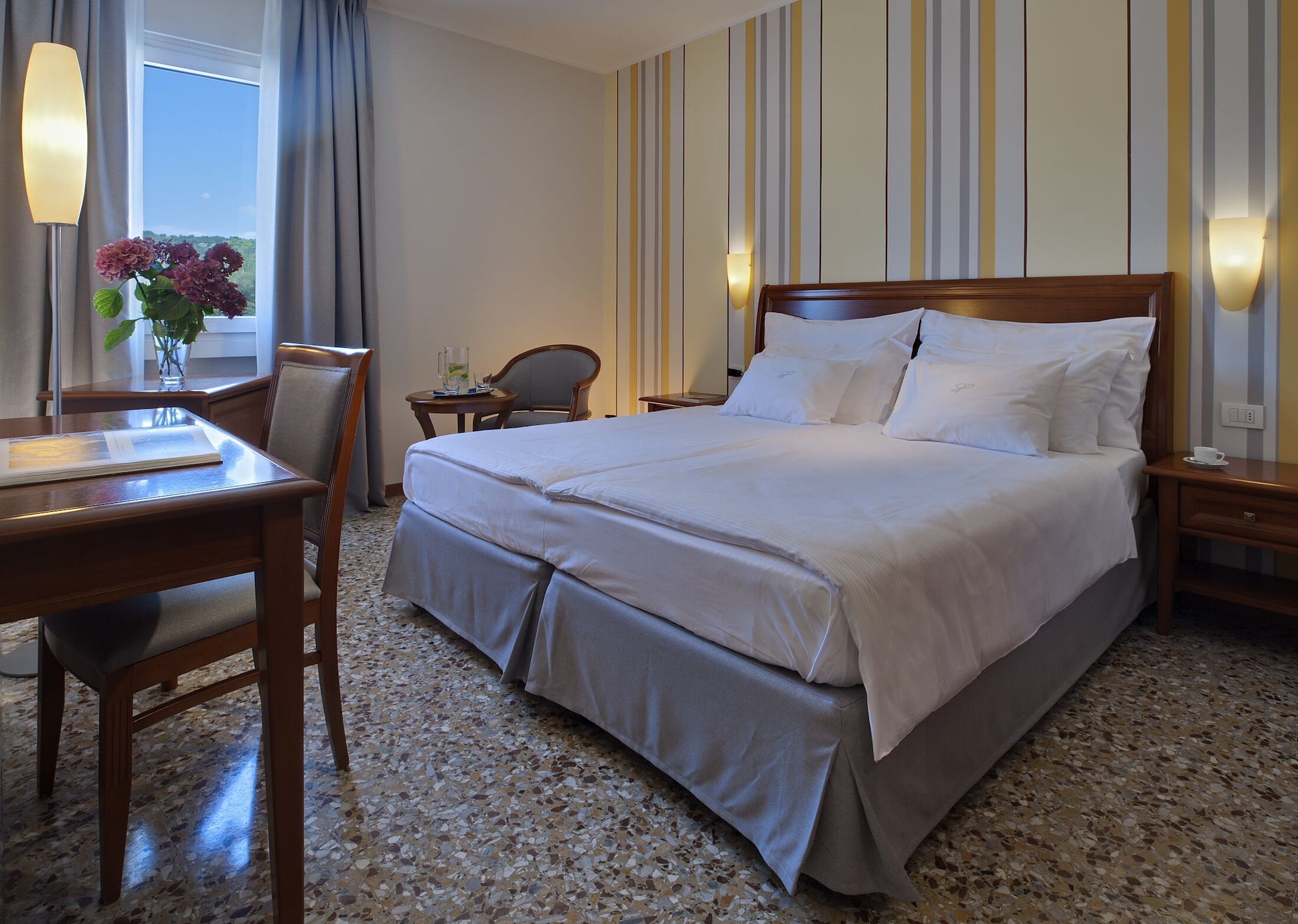 CLASSIC, DOUBLE BED, COUNTRY SIDE VIEW