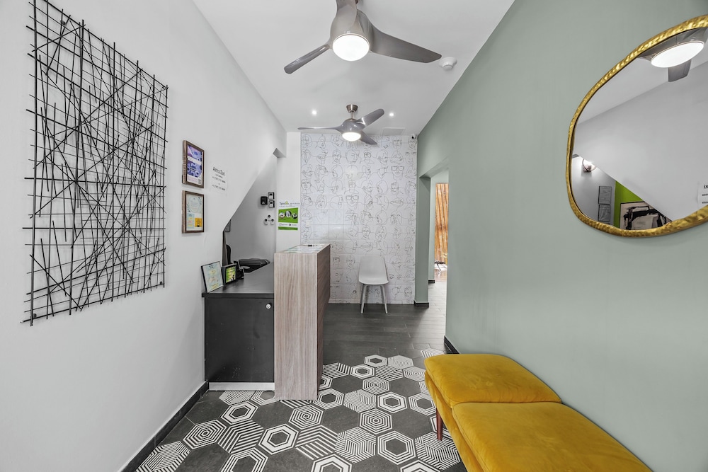 La Buena Vida Inn 7/50