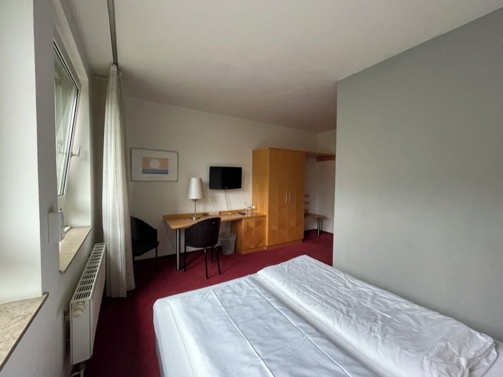 COMFORT, SINGLE, 1 QUEEN AND 1 SINGLE BED