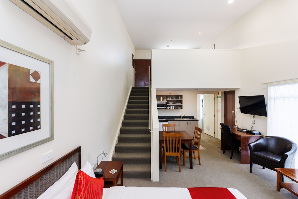Fitzherbert Regency Motor Lodge 42/46