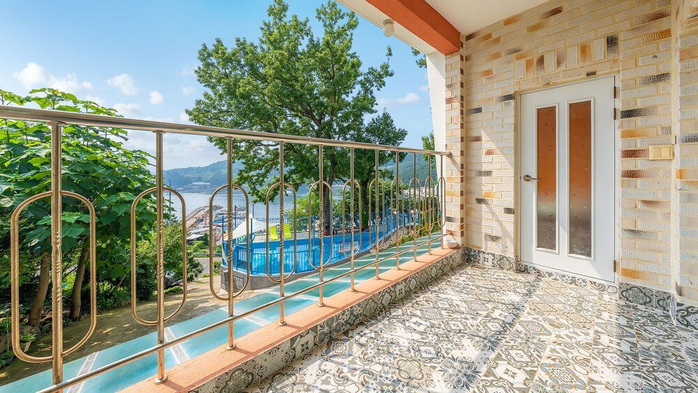 Tongyeong Blue House Pension 24/48