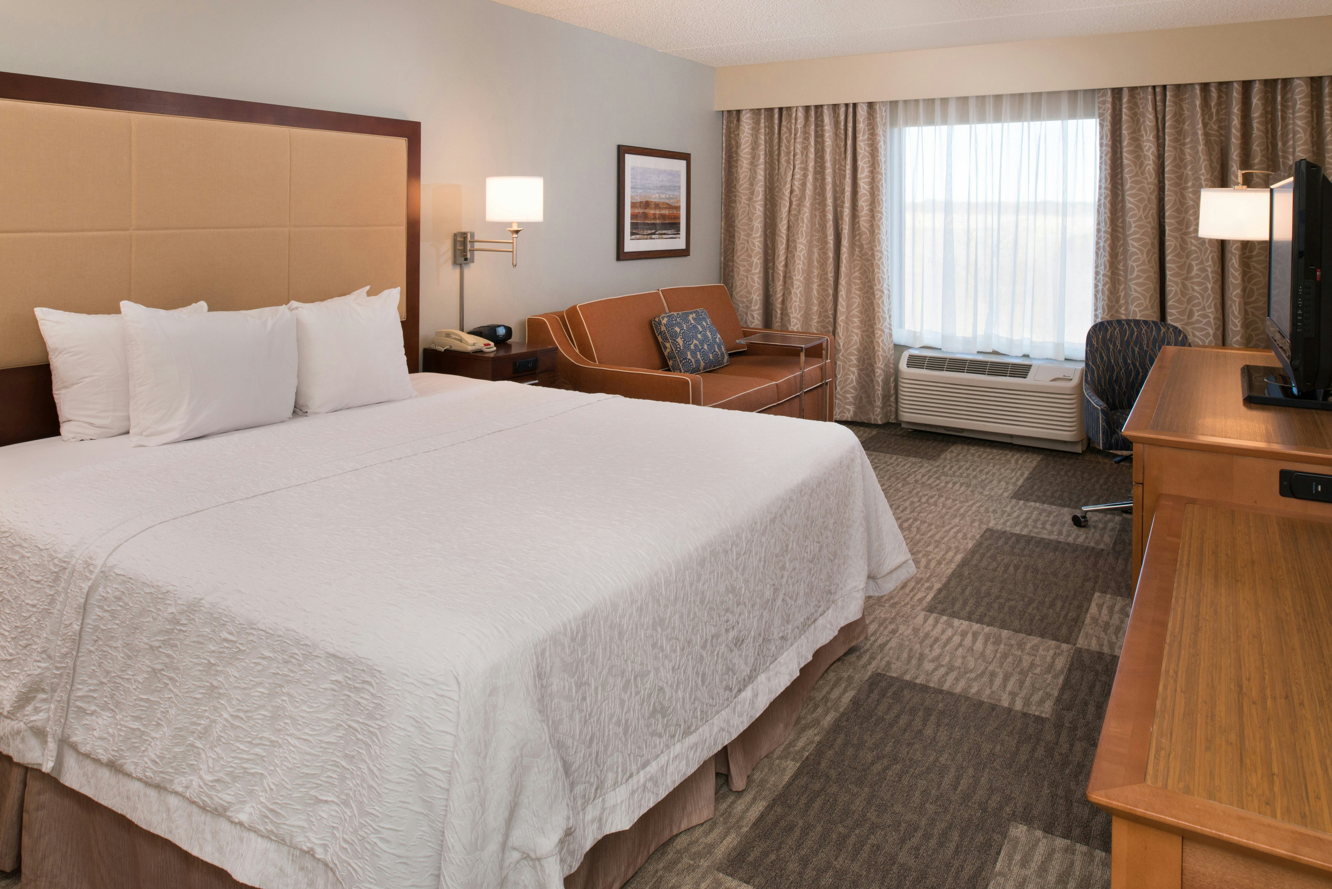 غرفة بسرير كينج مع أريكة لذوي الإعاقة