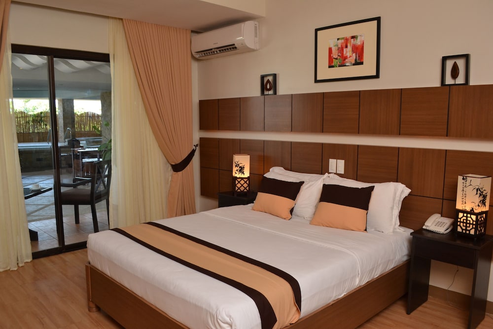 SUPERIOR, QUEEN BED