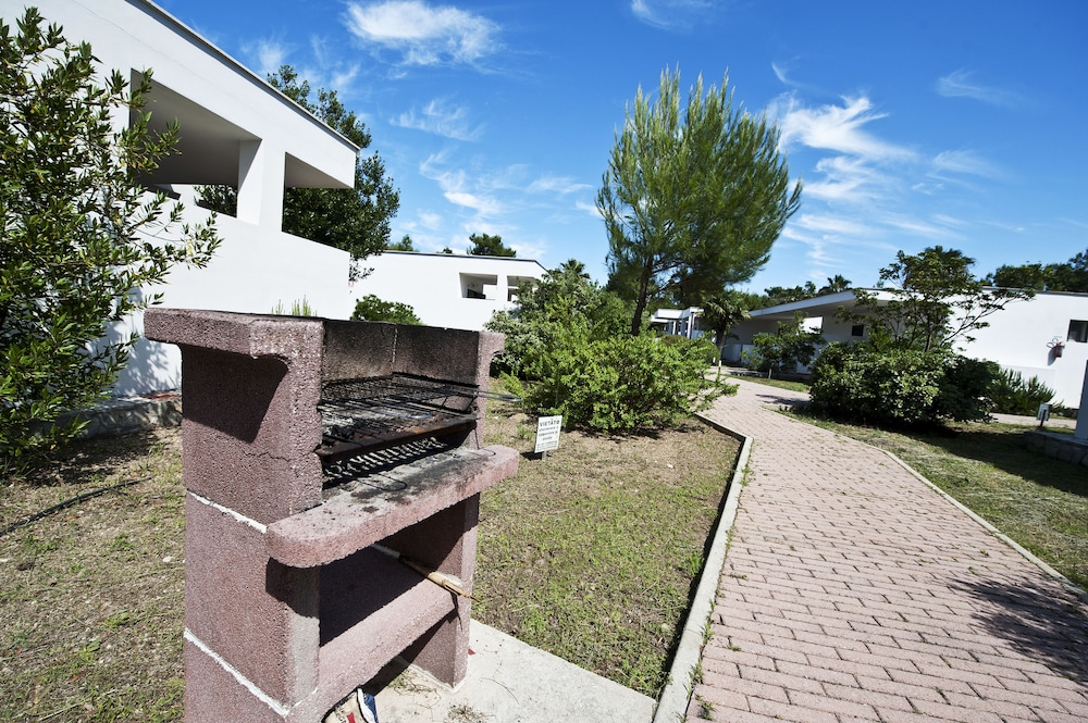 VILLAGGIO LE DIOMEDEE 56/70