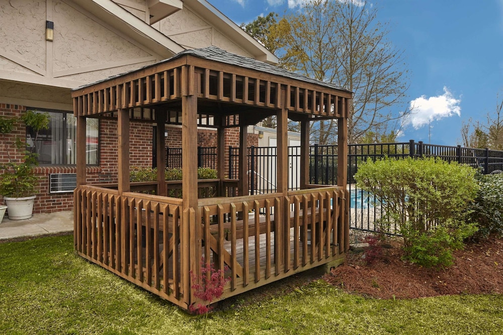 Super 8 by Wyndham Greenville 7/24