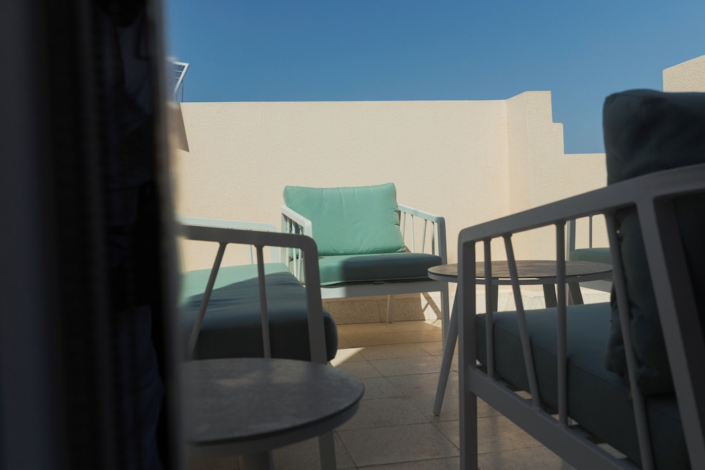 Muscat Hills Hotel 58/63