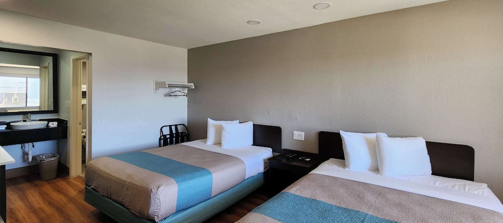 2 Queen Beds - Non-Smoking, Kitchen