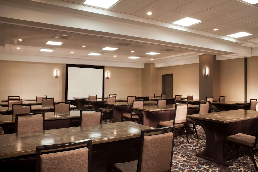 Embassy Suites Galleria 44/50