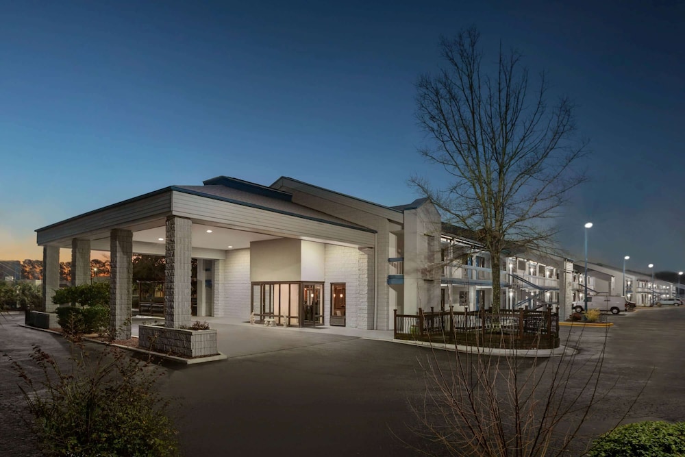 Baymont by Wyndham Wilmington NC 1/40