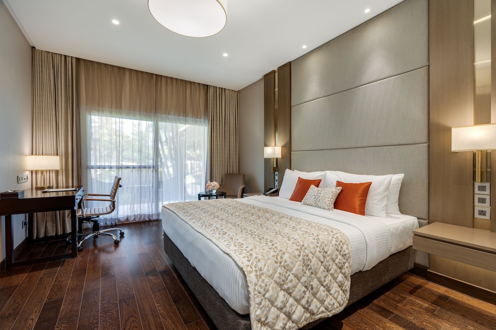 DELUXE, KING BED, POOL VIEW