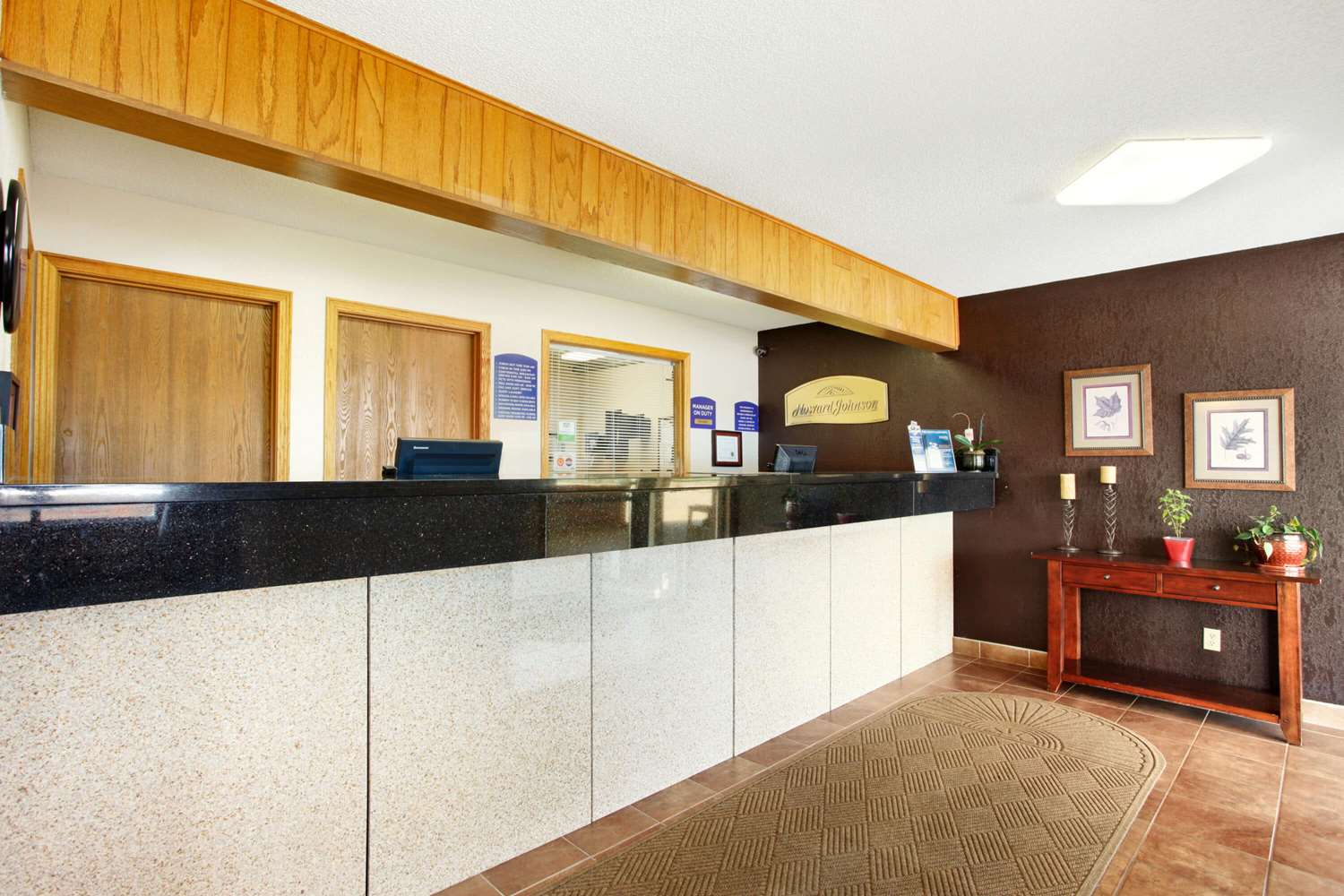 Howard Johnson By Wyndham Waterloo/Cedar Falls 2/25