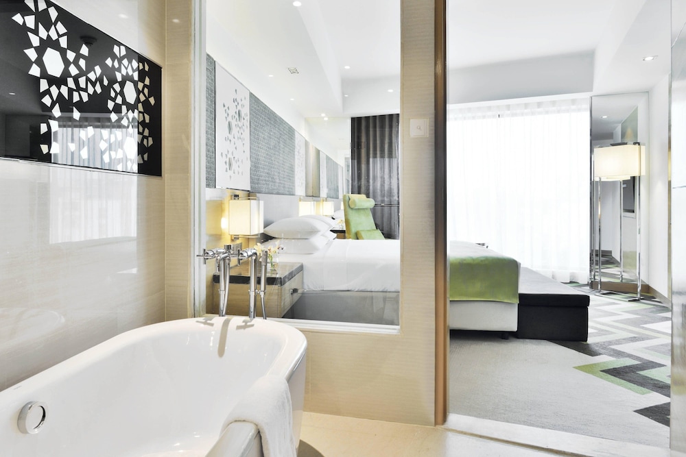 Courtyard By Marriott Agra 24/72