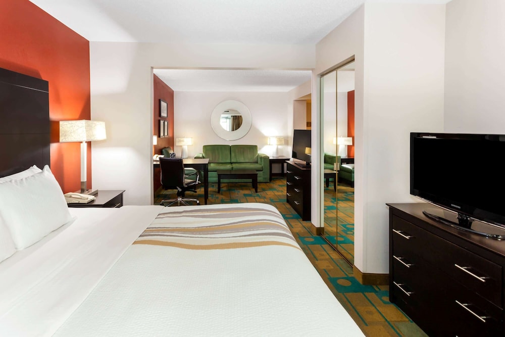 La Quinta Inn Suites Milwaukee Glendale Bayshore 10/37