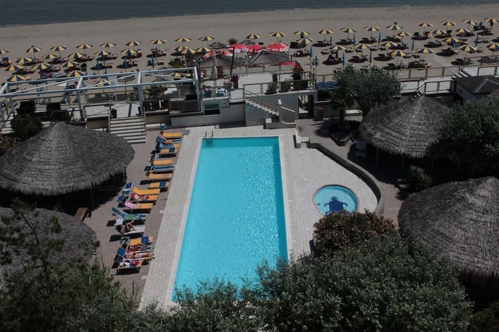 Grand Hotel Azzurra Club 25/30